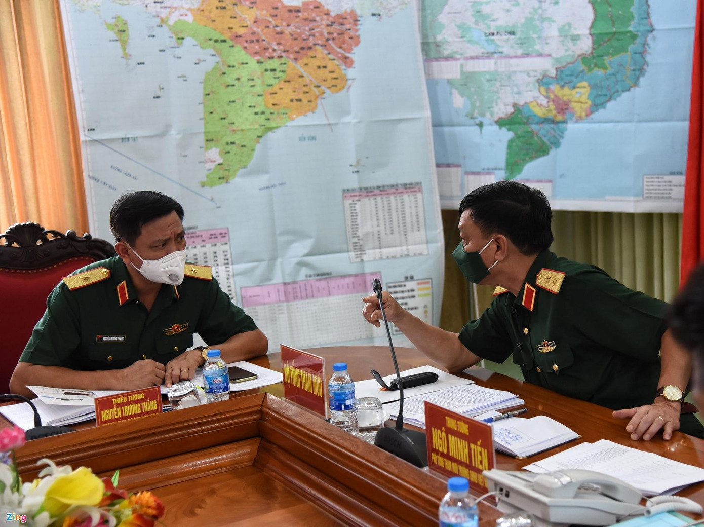 Trung tướng Ngô Minh Tiến (phải), Phó tổng tham mưu trưởng Quân đội Nhân dân Việt Nam, thảo luận phương án chống dịch với thiếu tướng Nguyễn Trường Thắng, Tư lệnh Quân khu 7. Ảnh: Ngọc Tân. Trung tướng Ngô Minh Tiến (phải), Phó tổng tham mưu trưởng Quân đội Nhân dân Việt Nam, thảo luận phương án chống dịch với thiếu tướng Nguyễn Trường Thắng, Tư lệnh Quân khu 7. Ảnh: Ngọc Tân.