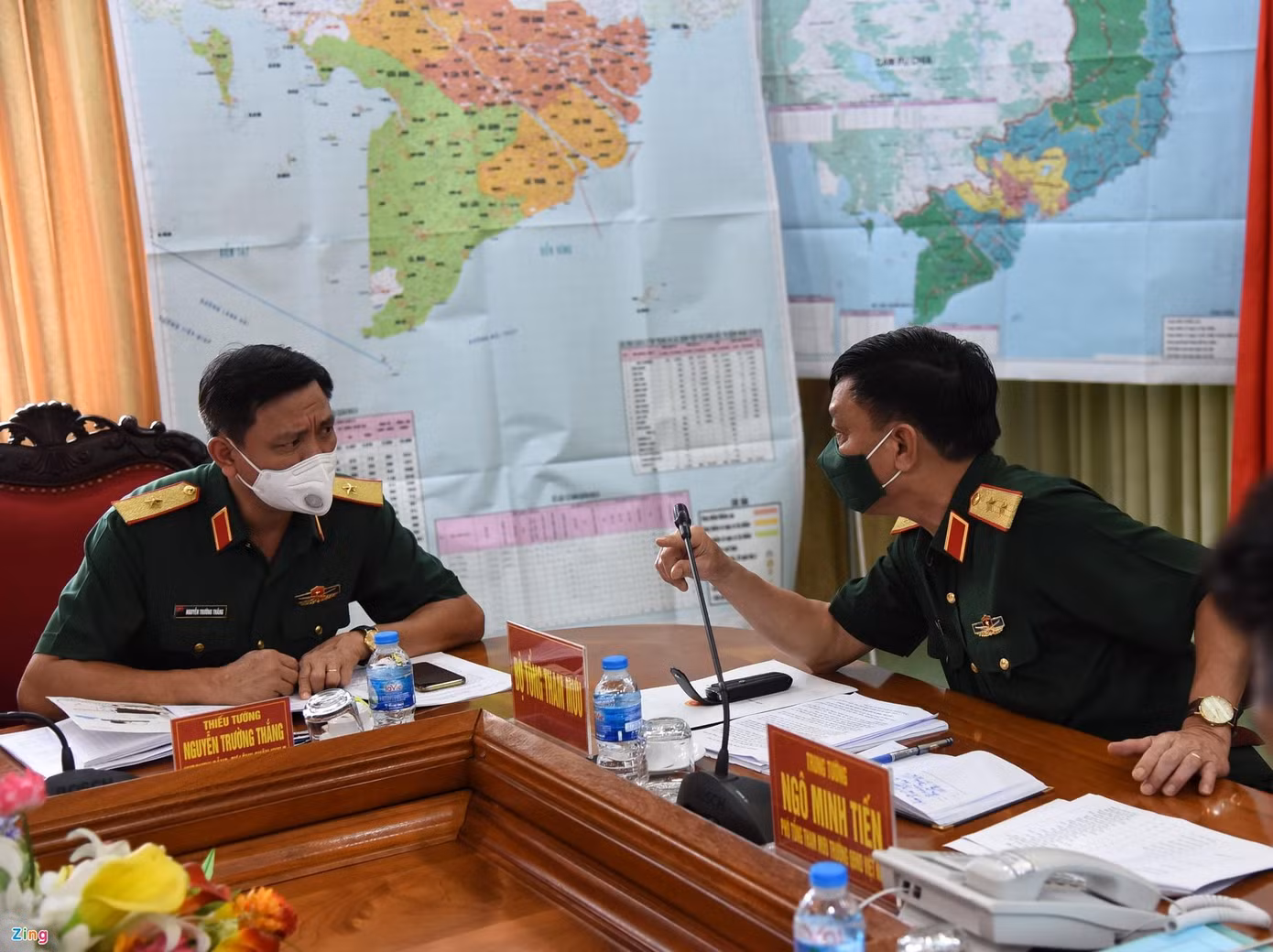 Trung tướng Ngô Minh Tiến (phải), Phó tổng tham mưu trưởng Quân đội Nhân dân Việt Nam, thảo luận phương án chống dịch với thiếu tướng Nguyễn Trường Thắng, Tư lệnh Quân khu 7. Ảnh: Ngọc Tân. Trung tướng Ngô Minh Tiến (phải), Phó tổng tham mưu trưởng Quân đội Nhân dân Việt Nam, thảo luận phương án chống dịch với thiếu tướng Nguyễn Trường Thắng, Tư lệnh Quân khu 7. Ảnh: Ngọc Tân.