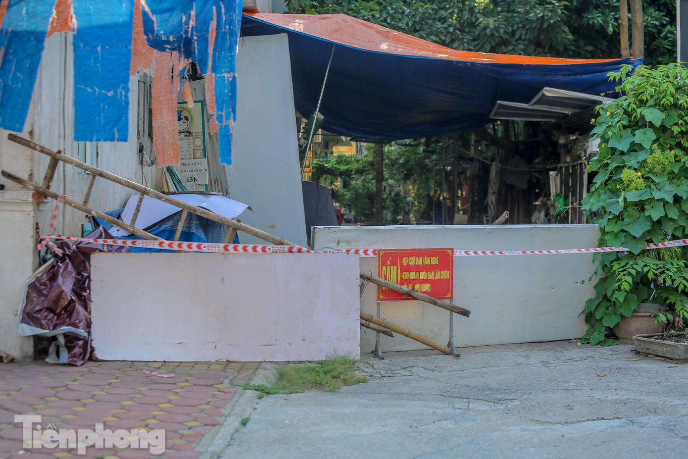 Khu vực tại phường được niêm phong bằng nhiều vật dụng mặc dù không phải vùng cách ly.
