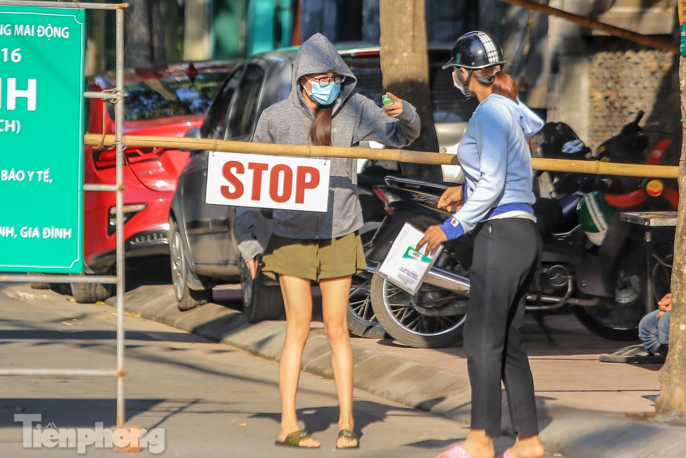 Hàng hóa chỉ được trao nhận tại chốt rào được lập.