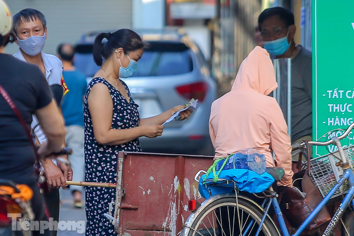Xe kéo được tận dùng làm chỗ để đưa nhận đồ gửi.