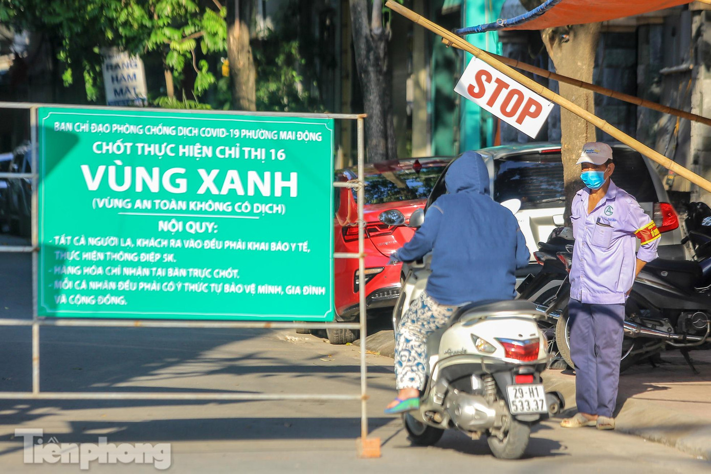 Những người dân lưu thông qua chốt đều được kiểm soát lý do ra vào.