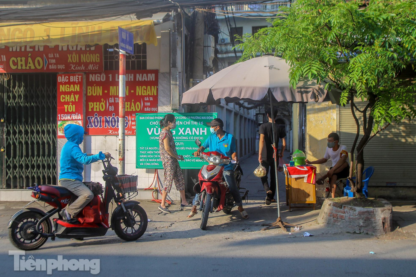 Tại các chốt, nội quy phòng chống dịch được đề ra và người dân được tuyên truyền tuân thủ nghiêm ngặt, không có ngoại lệ.