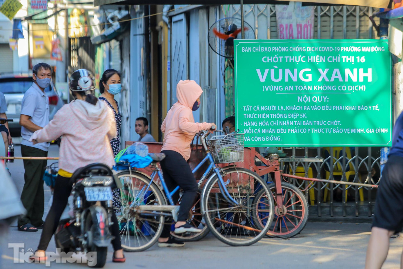 Chốt bảo vệ chia làm nhiều ca, mỗi ca 2 tiếng, ứng trực từ sáng đến 11h đêm.