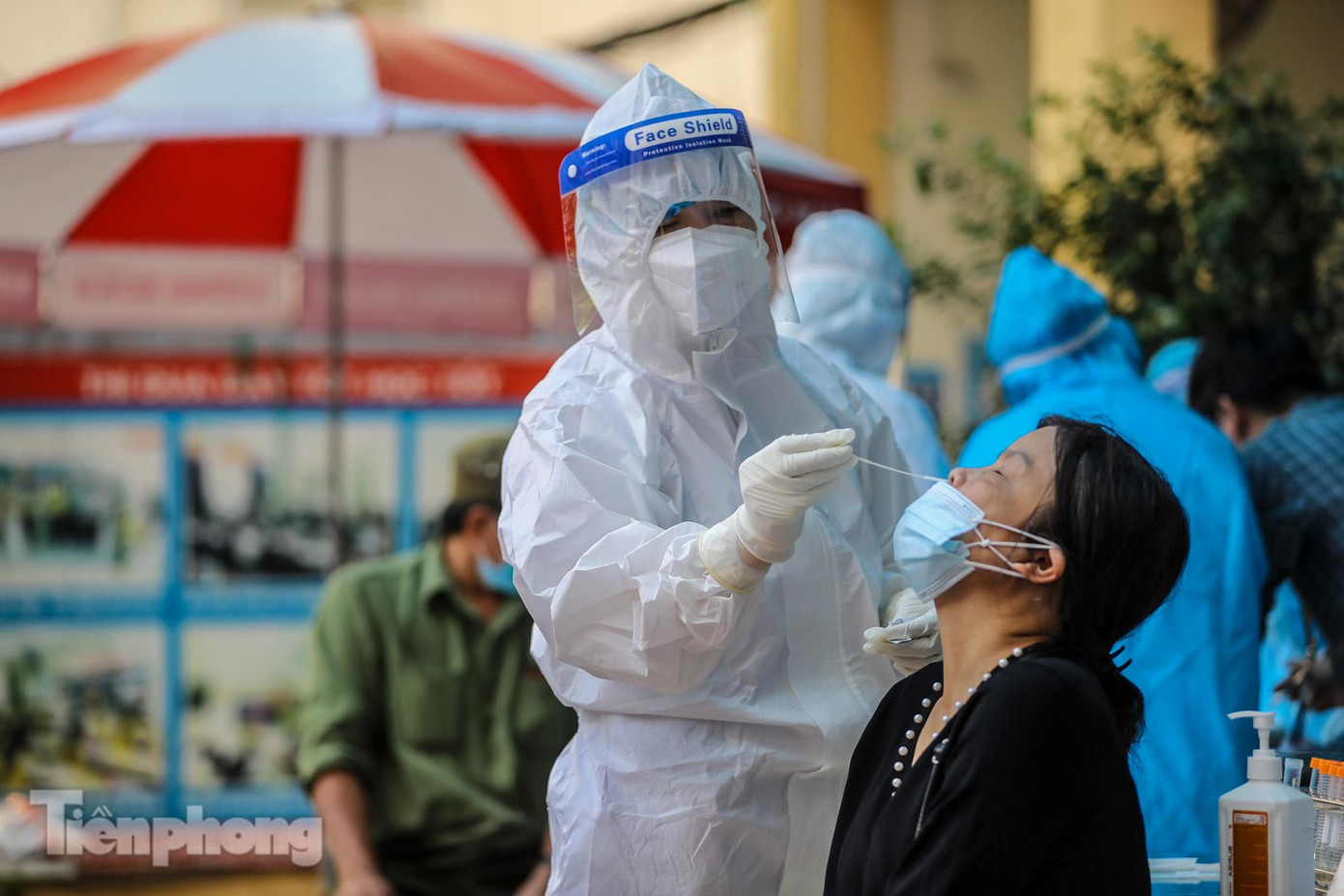 Hà Nội tiến hành kế hoạch triển khai xét nghiệm diện rộng để chủ động phòng chống dịch bệnh COVID-19 trên địa bàn thành phố Hà Nội. Hà Nội tiến hành kế hoạch triển khai xét nghiệm diện rộng để chủ động phòng chống dịch bệnh COVID-19 trên địa bàn thành phố Hà Nội.