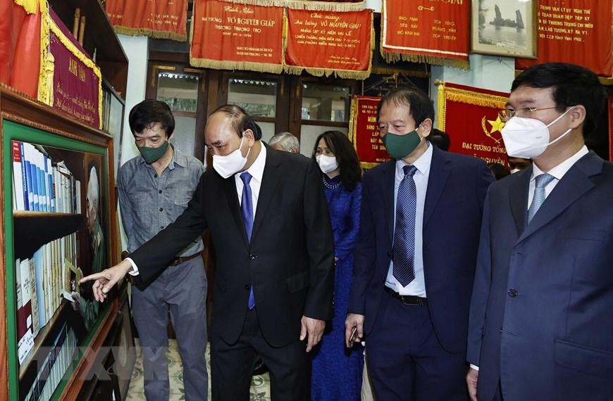 Chủ tịch nước Nguyễn Xuân Phúc tham quan phòng truyền thống Đại tướng Võ Nguyên Giáp. (Ảnh: Thống Nhất/TTXVN) Chủ tịch nước Nguyễn Xuân Phúc tham quan phòng truyền thống Đại tướng Võ Nguyên Giáp. (Ảnh: Thống Nhất/TTXVN)