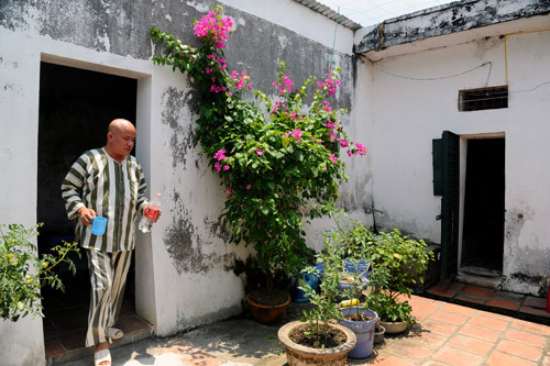 Cùng buồng giam với ông Vũ từ tháng 10/2012, ông Dặm cho biết, sinh hoạt trong tù thoải mái. Hai người xem phim, tâm sự với nhau nhiều vì đều từng có thời gian ở nước ngoài. Trong ảnh là sân tập thể dục sau buồng giam của hai phạm nhân Vũ và Dặm.