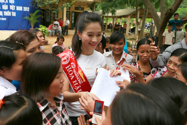 Hoa hậu Đặng Thu Thảo được các em nhỏ vây quanh chụp ảnh và xin chữ ký