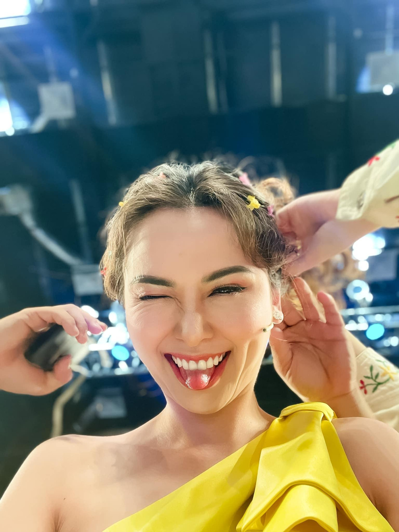 Hoa hậu Diễm Hương khoe vai trần gợi cảm với bộ váy lệch vai màu vàng.