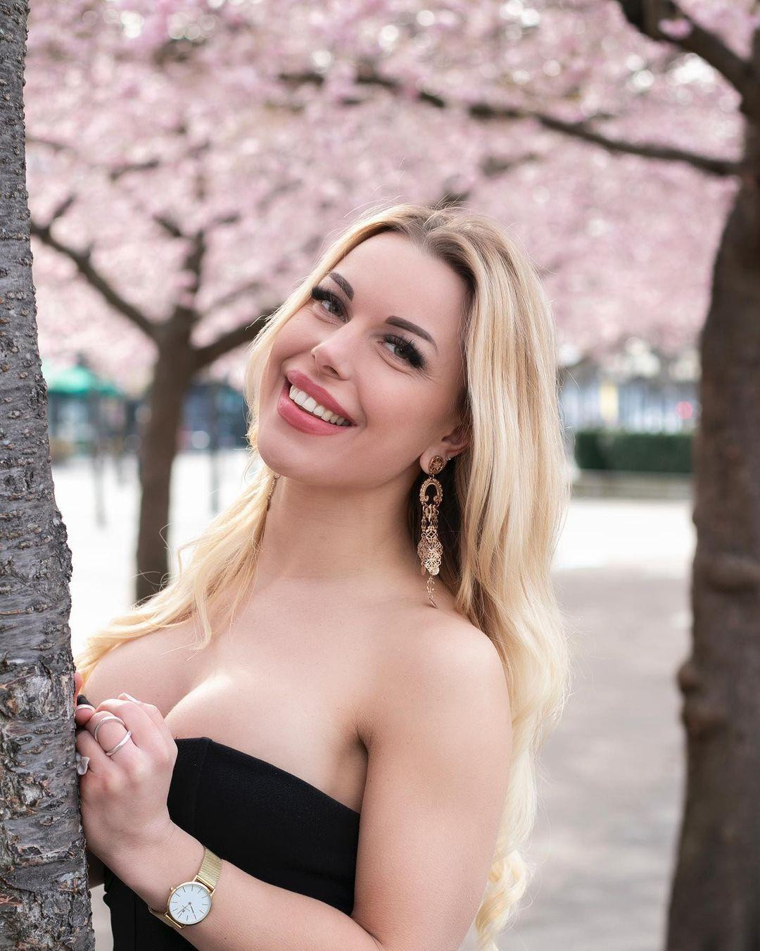 Cô đến từ Stockholm, Thuỵ Điển và hiện tại đang là một người mẫu kiêm ca sĩ. Cô đến từ Stockholm, Thuỵ Điển và hiện tại đang là một người mẫu kiêm ca sĩ.