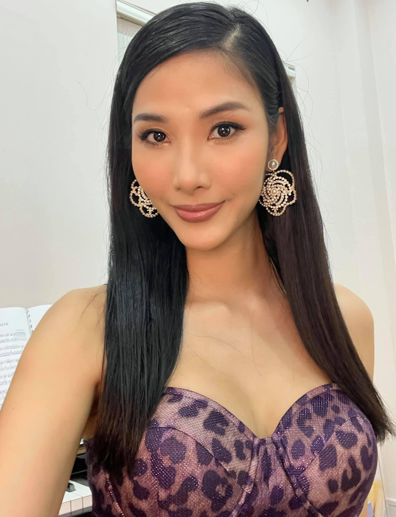 Á hậu Hoàng Thuỳ diện váy cúp ngực cực kỳ nóng bỏng và quyến rũ. Á hậu Hoàng Thuỳ diện váy cúp ngực cực kỳ nóng bỏng và quyến rũ.