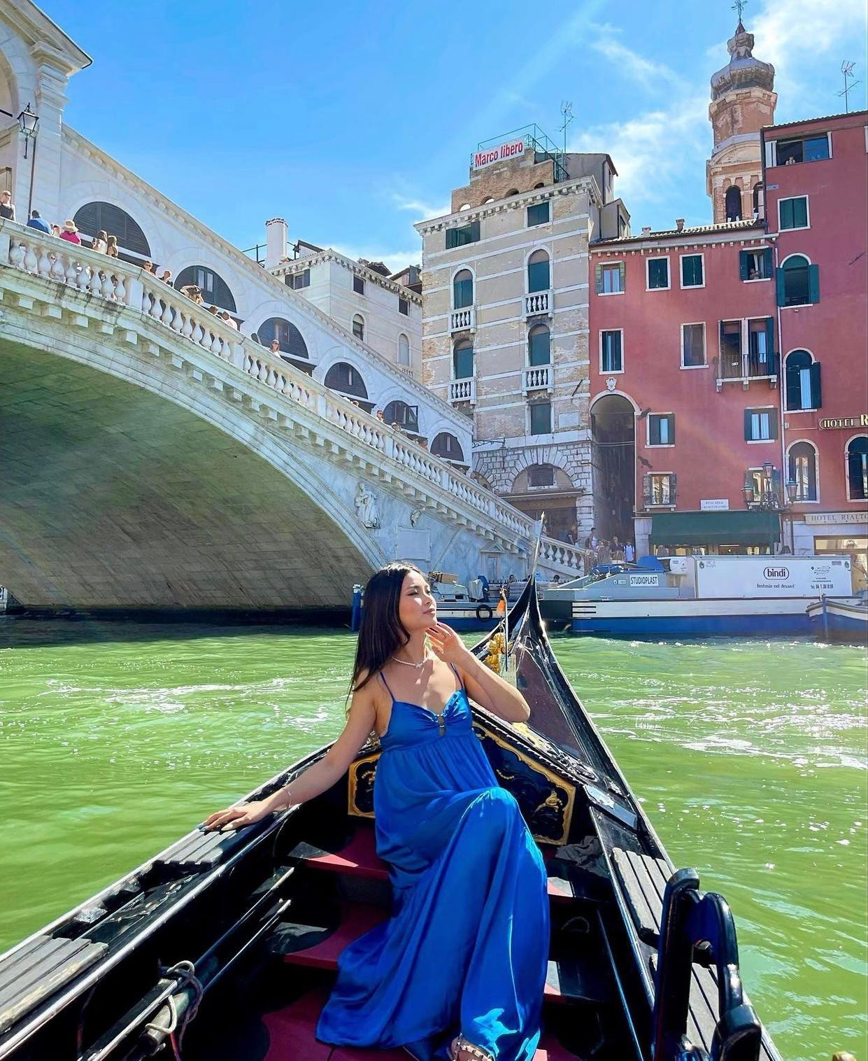 Á hậu Diễm Trang khoe dáng đẹp tựa nàng thơ khi đi thuyền tại Venice.