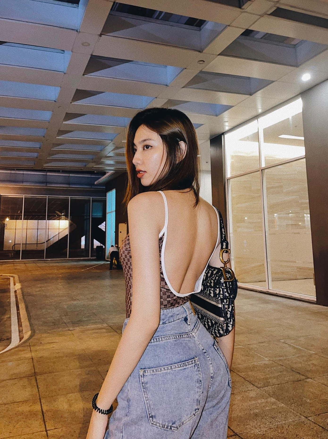 Những khoảng hở đầy tinh tế chính là điểm nhấn 'chết người' tạo nên sự quyến rũ, nóng bỏng của Thuỳ Tiên. Những khoảng hở đầy tinh tế chính là điểm nhấn 'chết người' tạo nên sự quyến rũ, nóng bỏng của Thuỳ Tiên.