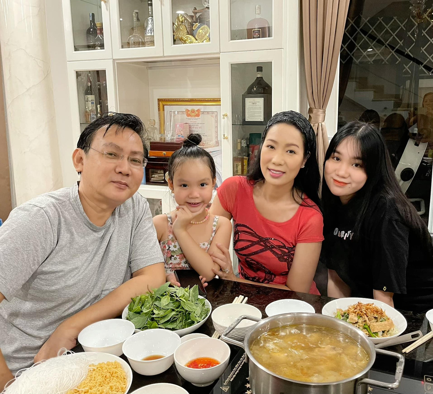 Cô quây quần bên ông xã và hai cô con gái trong buổi tiệc sinh nhật.