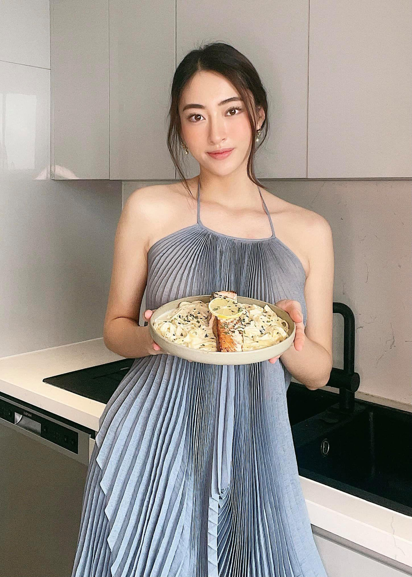 Nàng hậu sinh năm 2000 chăm chỉ vào bếp trong những ngày giãn cách. Nàng hậu sinh năm 2000 chăm chỉ vào bếp trong những ngày giãn cách.