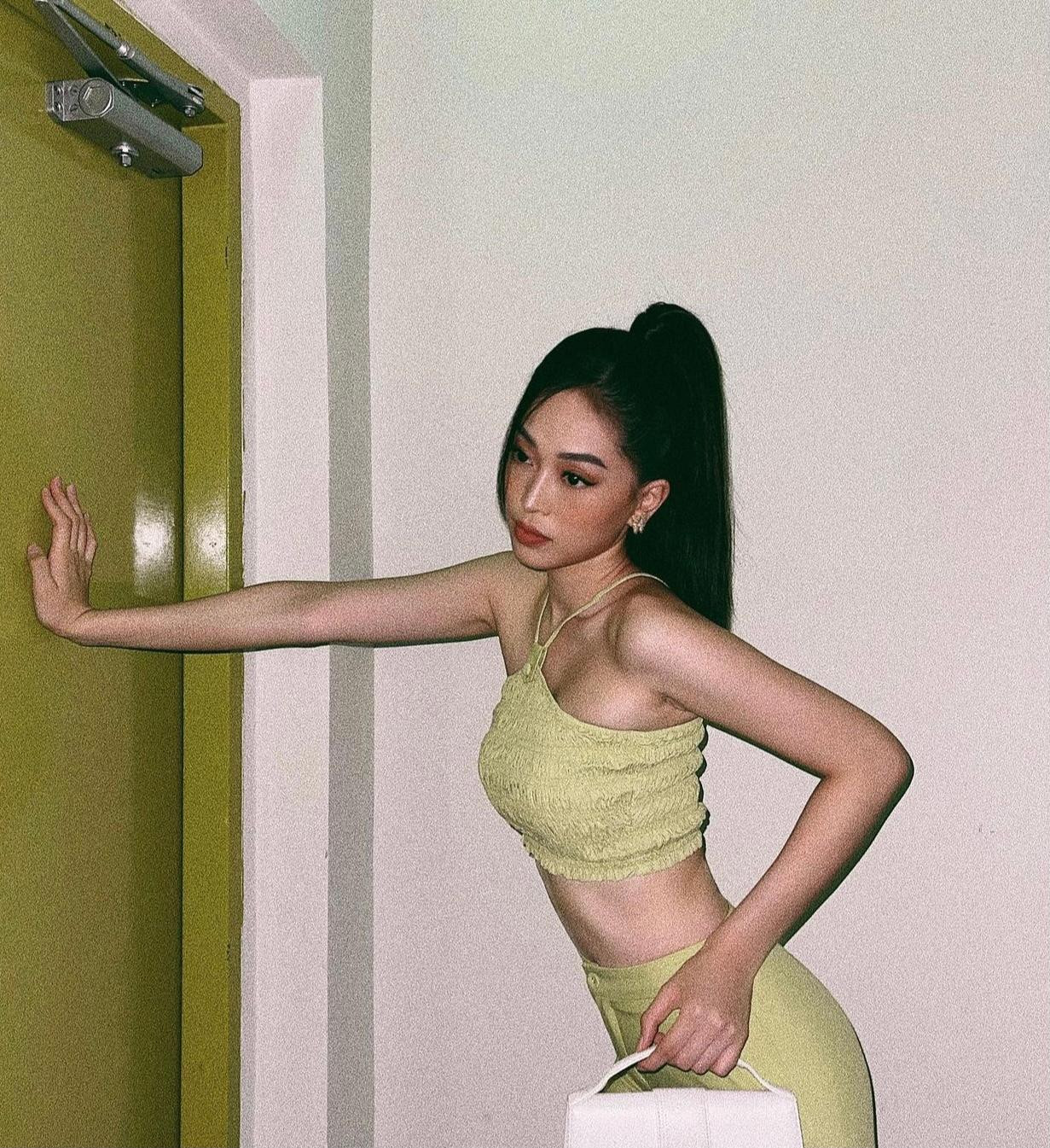 Trong khi hội chị em đau đầu để giữ được vòng eo thon thả vì phải ở nhà quá lâu với đồ ăn trong mùa giãn cách thì Phương Nga vẫn giữ được body đáng ngưỡng mộ.