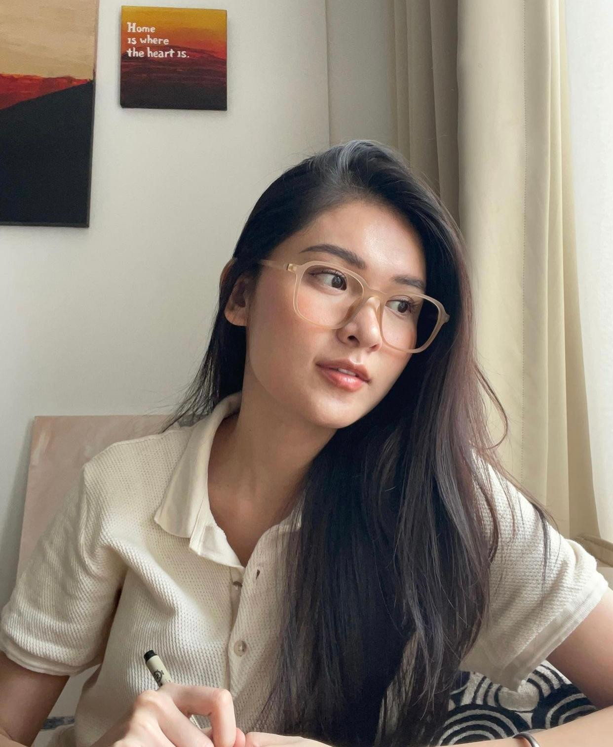 Á hậu Thuỳ Dung để mặt mộc vẫn cực kỳ xinh đẹp khi làm việc tại nhà mùa dịch.