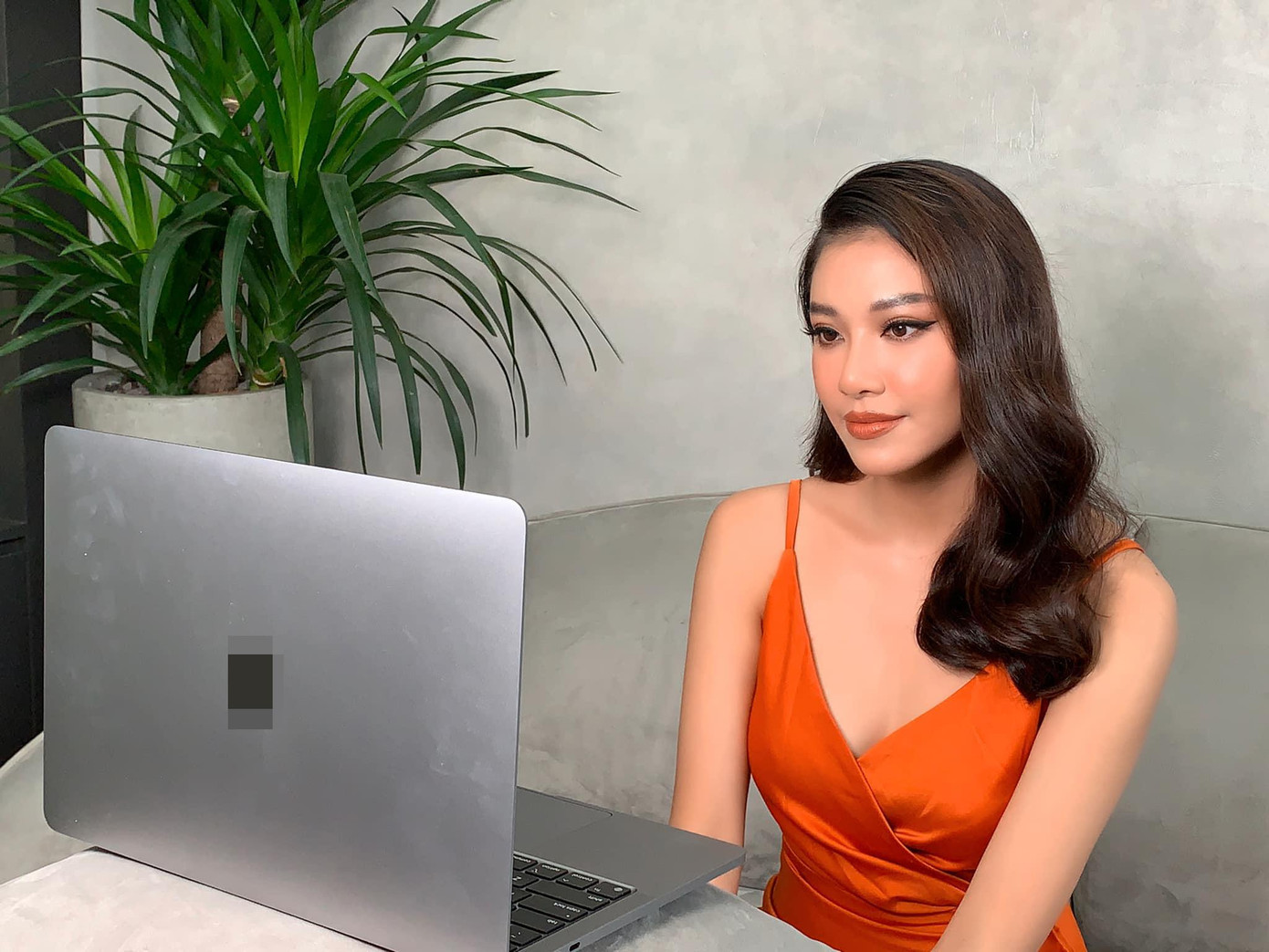 Á hậu Kim Duyên mặc váy xẻ vòng một nóng bỏng khi giao lưu cùng các fans trên trang cá nhân.