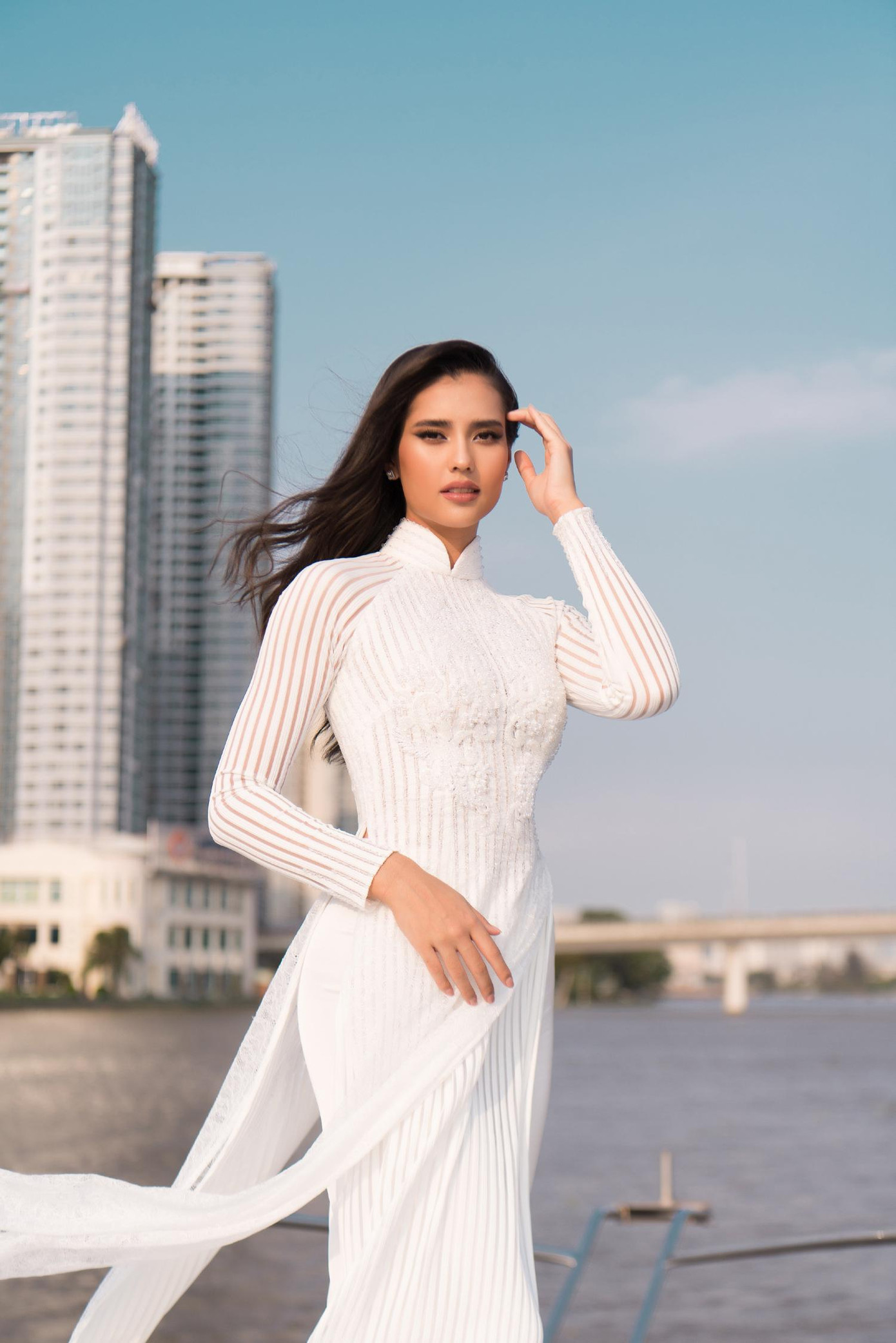 Hồi tháng 3/2020, Anntonia Porsild có chuyến công tác tới Việt Nam. Cô gây bất ngờ khi diện trang phục áo dài truyền thống vô cùng nữ tính, xinh đẹp. Bất ngờ hơn, người đẹp còn tiết lộ cô từng sống ở Việt Nam 8 năm, theo học một trường Quốc tế tại TP.HCM. Chính vì thế nên Anntonia Porsild có khả năng nói tiếng Việt trôi chảy và cũng rất am hiểu về văn hoá Việt Nam.