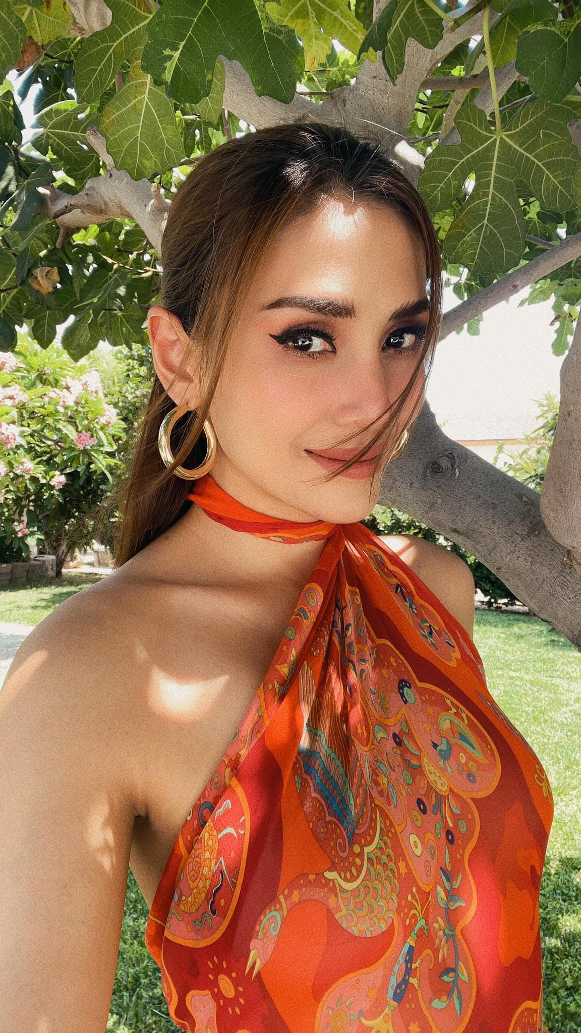 Á hậu Võ Hoàng Yến diện áo yếm hoạ tiết lạ mắt rực rỡ khi dạo chơi bên Mỹ. Á hậu Võ Hoàng Yến diện áo yếm hoạ tiết lạ mắt rực rỡ khi dạo chơi bên Mỹ.