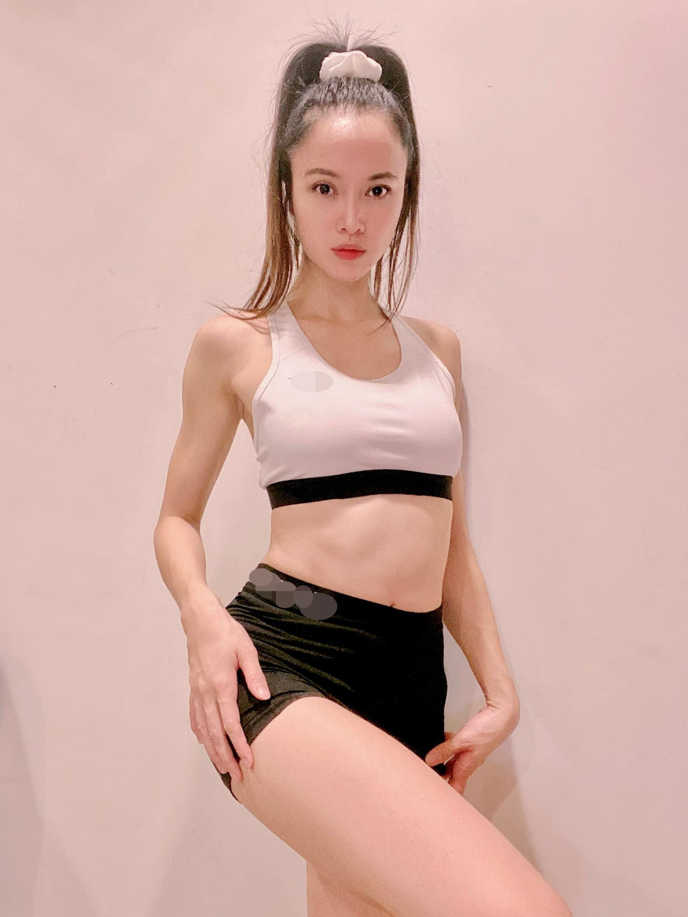 Ở nhà tránh dịch, người đẹp Áo dài Vũ Ngọc Anh vẫn chăm chỉ tập thể dục. Cô diện crop-top khoe trọn body nóng bỏng và vòng eo thon quyến rũ. Ở nhà tránh dịch, người đẹp Áo dài Vũ Ngọc Anh vẫn chăm chỉ tập thể dục. Cô diện crop-top khoe trọn body nóng bỏng và vòng eo thon quyến rũ.