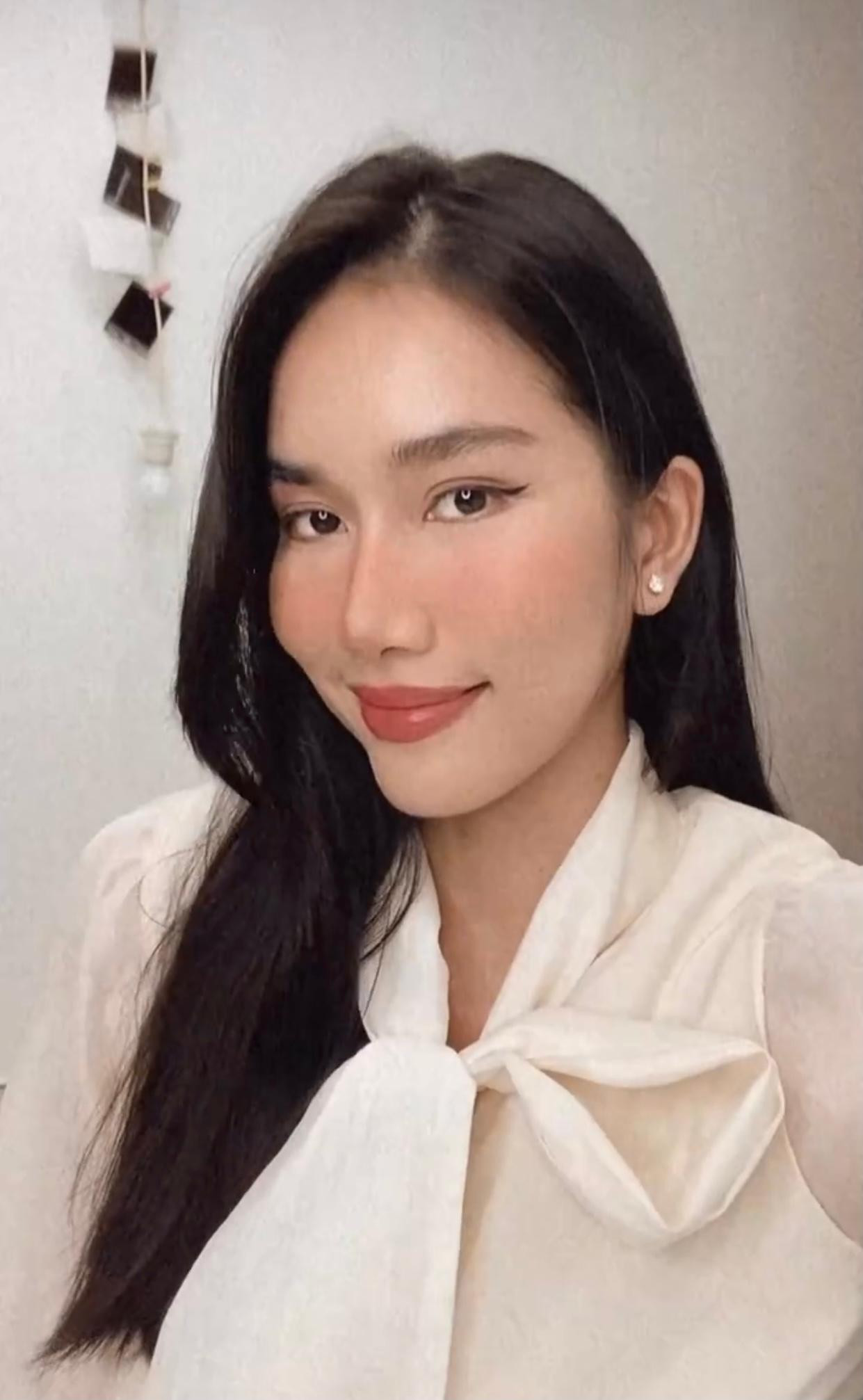 Á hậu Phươn Anh đẹp nền nã và thanh lịch với gam màu trắng kín đáo.