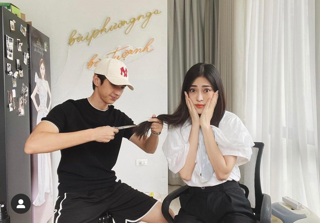 Á hậu Phương Nga được bạn trai Bình An cắt tóc khi ở nhà mùa dịch. Á hậu Phương Nga được bạn trai Bình An cắt tóc khi ở nhà mùa dịch.