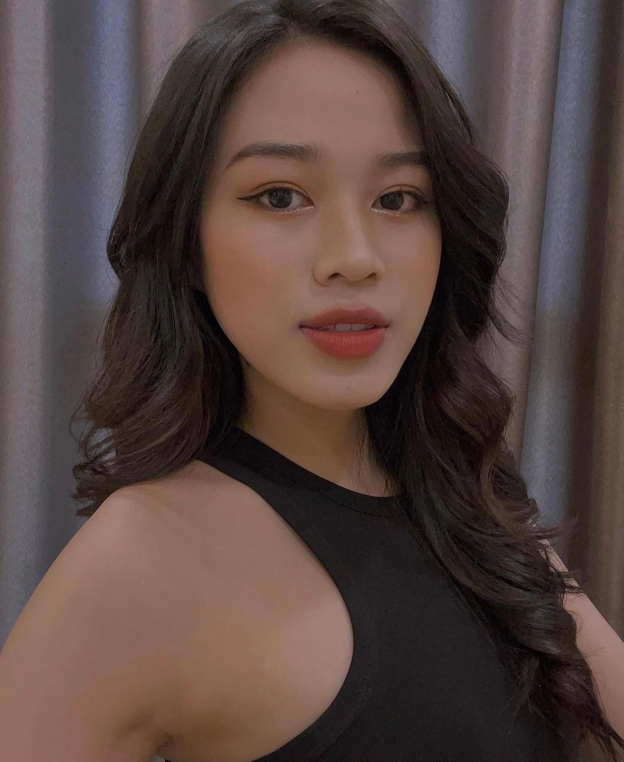 Nàng hậu xứ Thanh cũng khiến fans trầm trồ với kỹ năng tự trang điểm và làm tóc ngày càng tiến bộ.