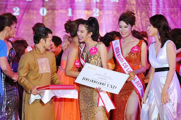 Thậm chí trong buổi tổng duyệt trước đêm chung kết, cô cũng được xướng tên ở ngôi vị Hoa khôi càng khiến nhiều người tin rằng người đẹp sẽ giành được một kết quả cao.