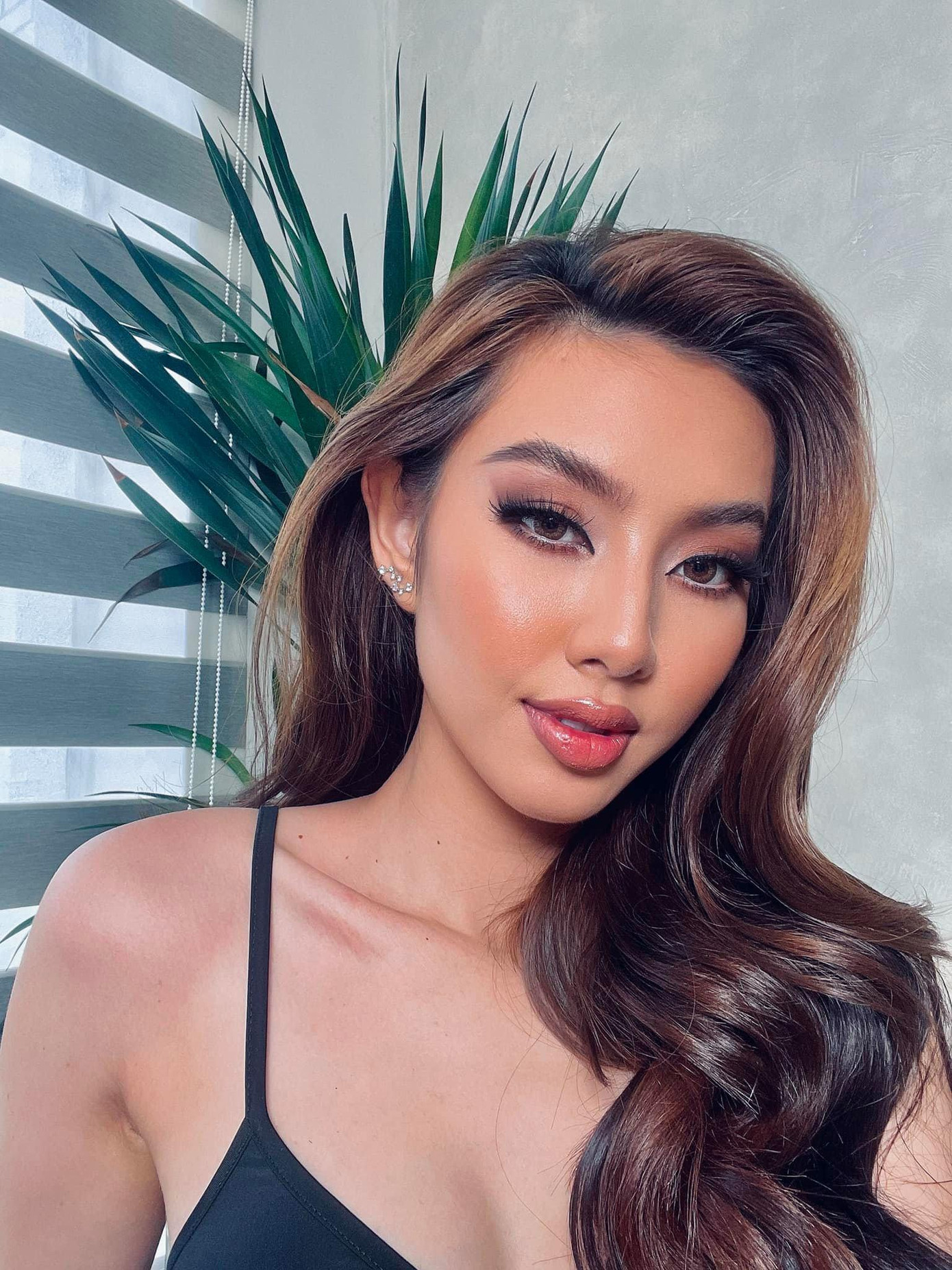 Người đẹp Nhân ái Thuỳ Tiên trổ tài tự make-up khiến các fans trầm trồ.