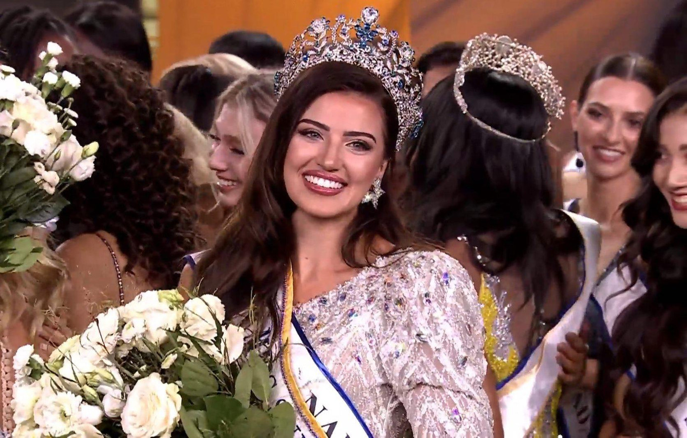 Người đẹp Namibia - Chanique Rabe đã đăng quang danh hiệu Hoa hậu Siêu quốc gia 2021. Người đẹp Namibia - Chanique Rabe đã đăng quang danh hiệu Hoa hậu Siêu quốc gia 2021.