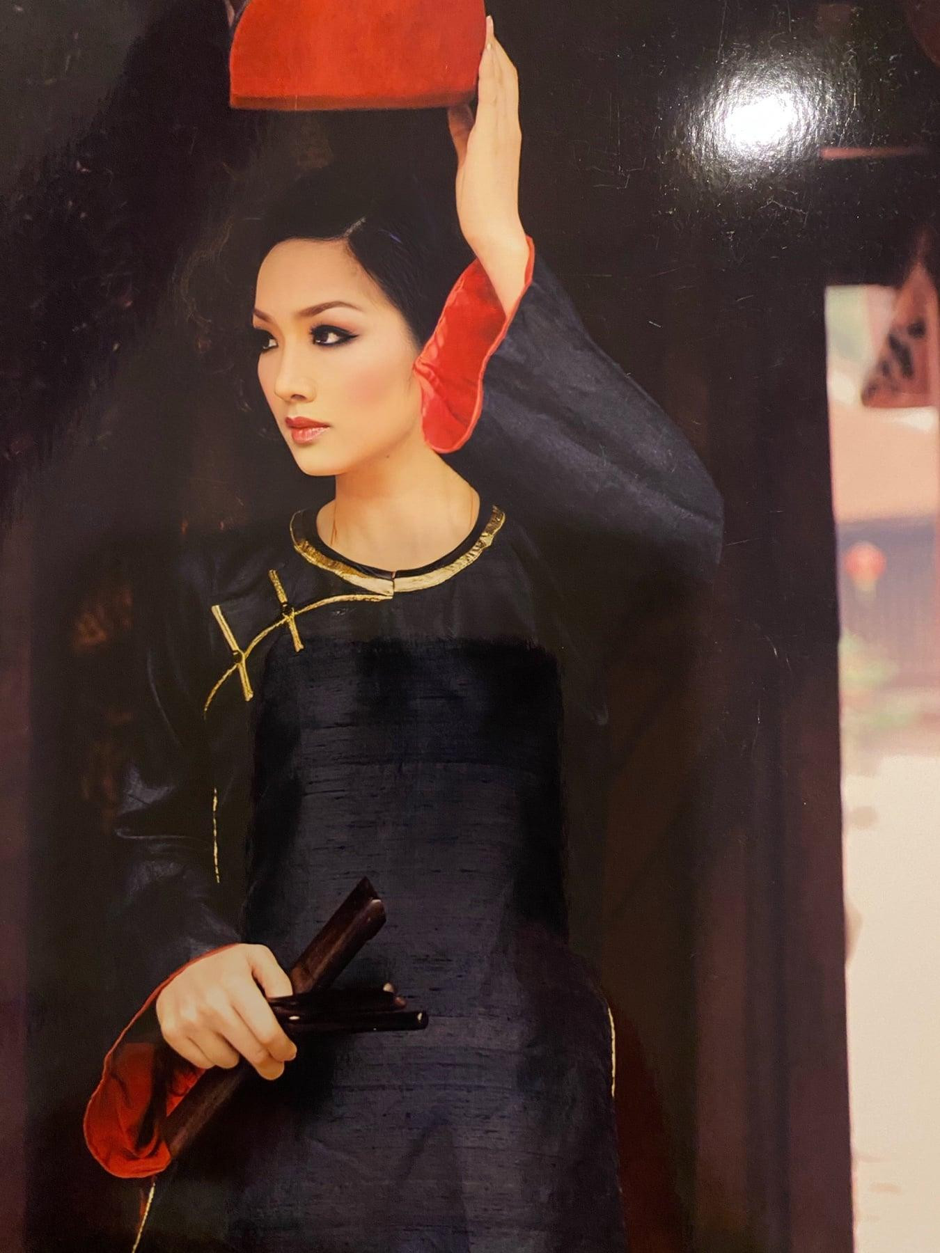 Hoa hậu Đền Hùng đẹp diện áo dài kiêu sa, thanh tao.