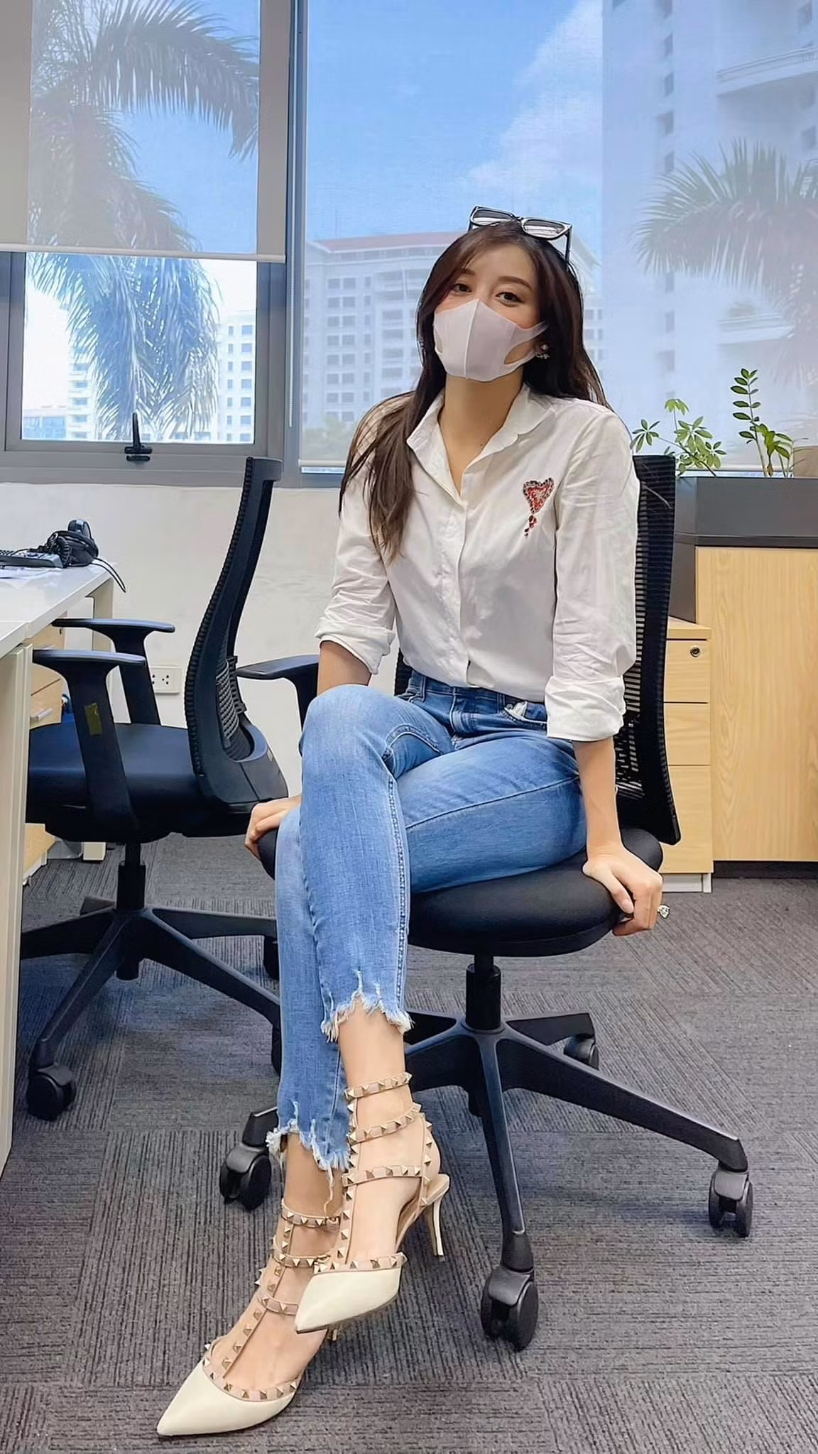 Á hậu Huyền My sành điệu và thanh lịch khi đi làm với tư cách MC thể thao tại đài truyền hình.