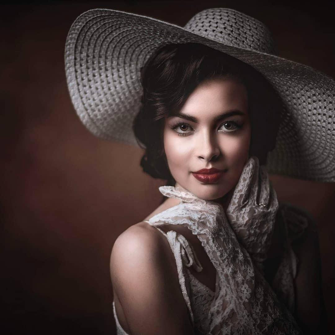 Vẻ đẹp của Carmina Elena Olimpia Coftas mang nhiều nét cổ điển, thanh lịch, gợi nhớ tới những minh tinh điện ảnh Hollywood thập niên 50, 60.