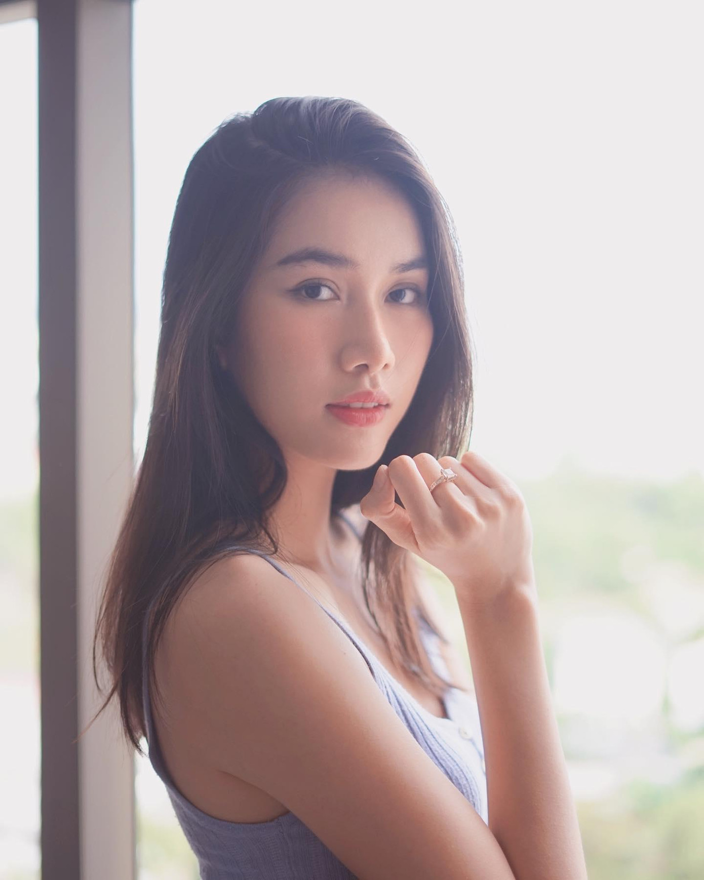 Á hậu Phương Anh đẹp mong manh và dịu dàng trong ánh sáng buổi sớm.