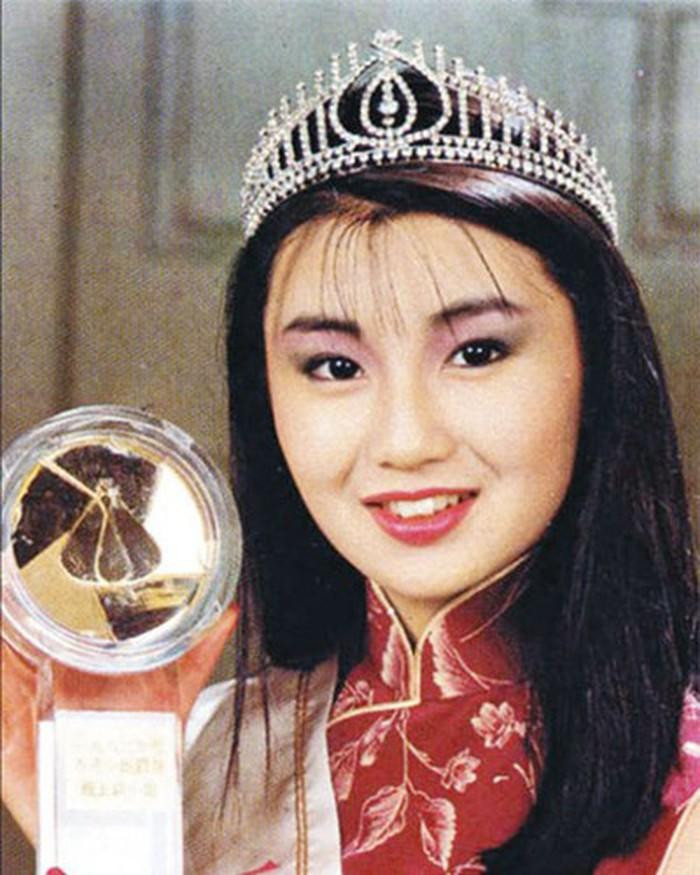 Trương Mạn Ngọc sinh năm 1964, giành giải Á hậu cùng danh hiệu Người đẹp ăn ảnh tại cuộc thi Hoa hậu Hồng Kông 1982. Người đẹp sau đó đại diện Hồng Kông tham dự cuộc thi Hoa hậu Thế giới và lọt vào top 15.