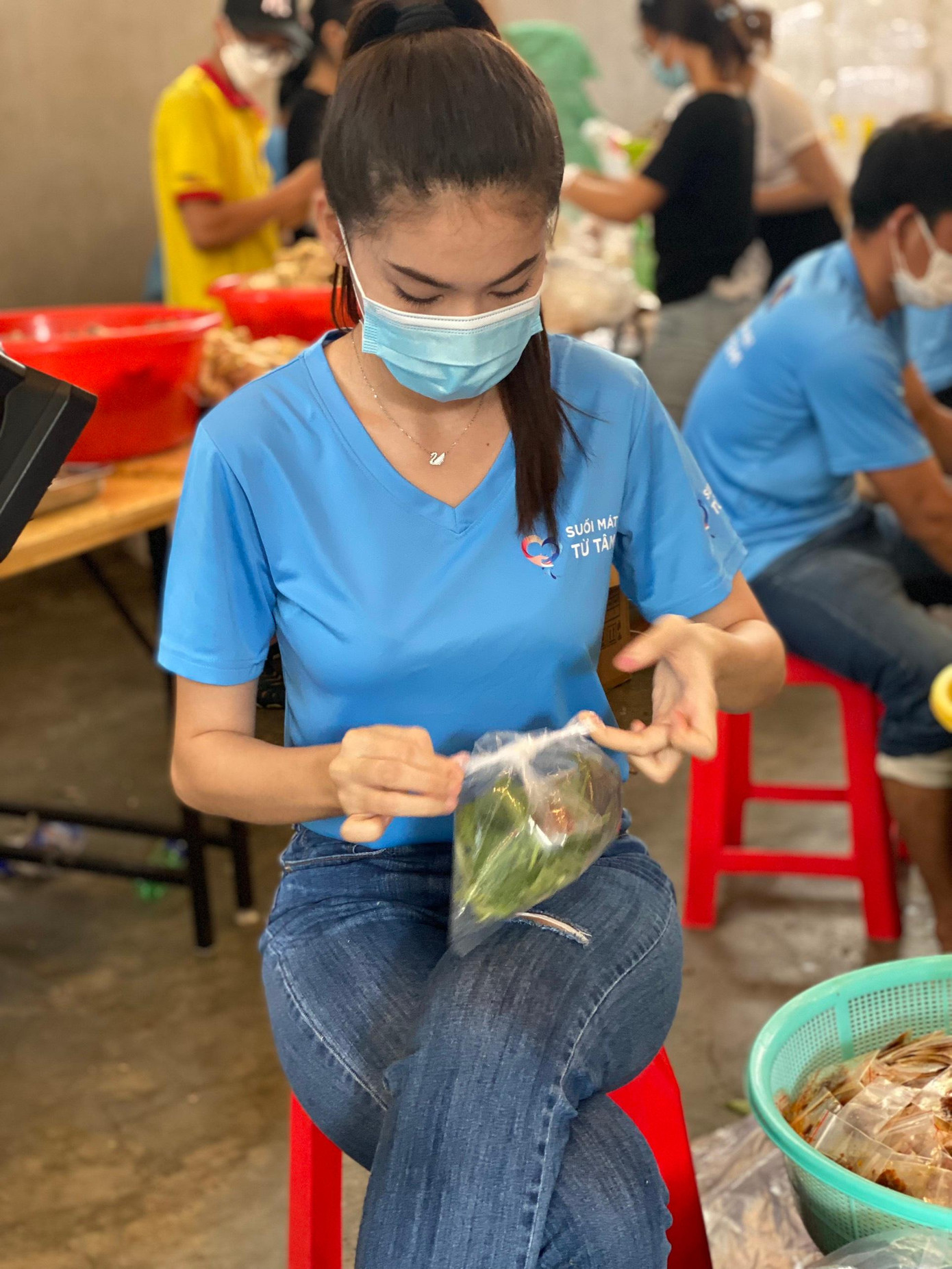 Hoa hậu Tiểu Vy, Á hậu Ngọc Thảo đều đặn tham gia chương trình Bếp ăn từ thiện trong những ngày vừa qua.