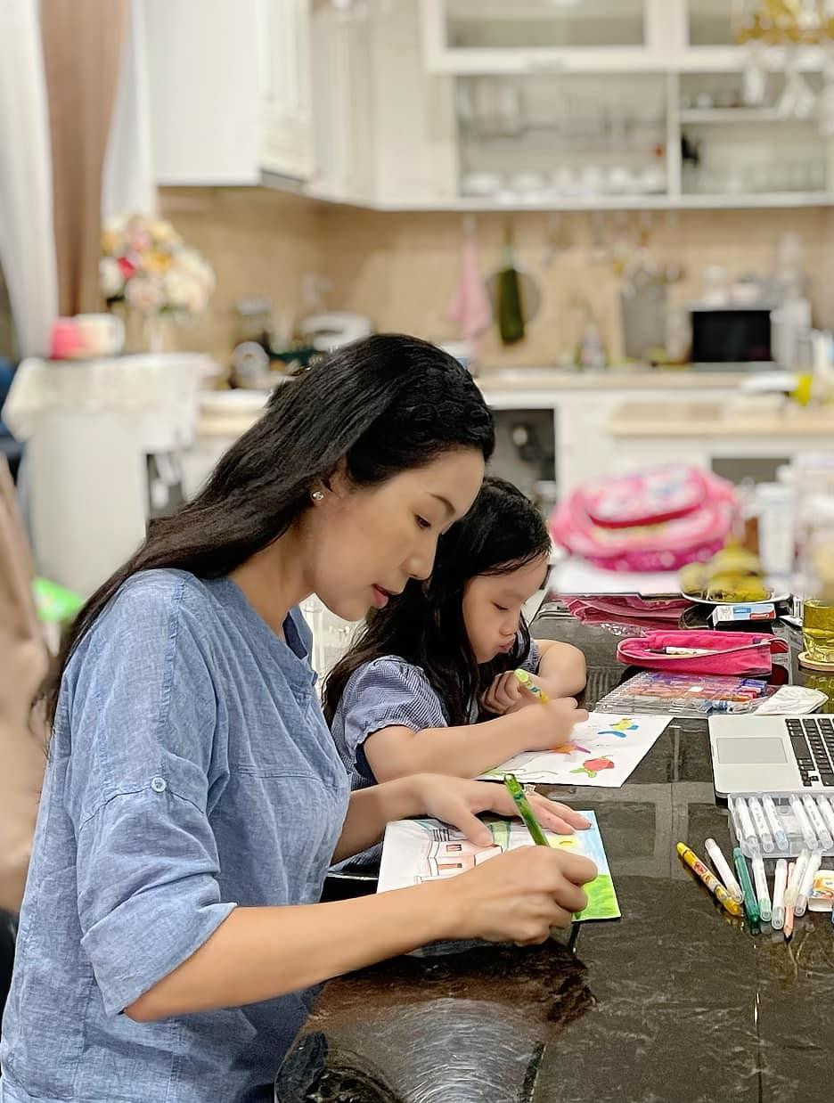 Á hậu Trịnh Kim Chi vẽ tranh cùng con gái trong những ngày ở nhà tránh dịch. Á hậu Trịnh Kim Chi vẽ tranh cùng con gái trong những ngày ở nhà tránh dịch.