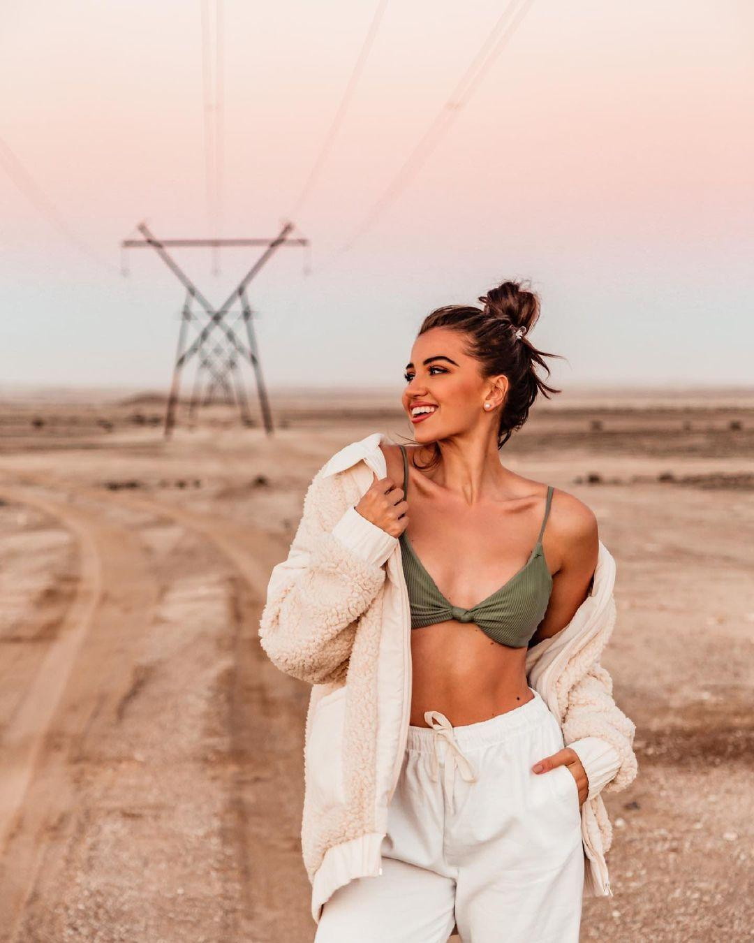 Người đẹp cũng chứng tỏ mình là một &apos;đối thủ&apos; với các thí sinh khác tại cuộc thi khi sở hữu bề dày thành tích thi sắc đẹp ấn tượng.