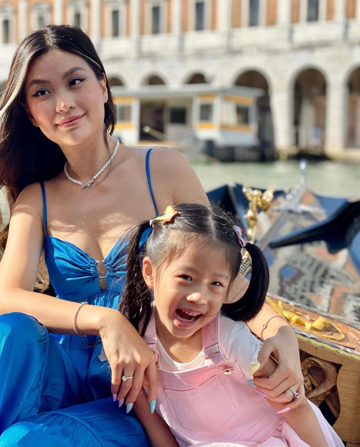 Á hậu Việt Nam 2014 khoe nét gợi cảm, sành điệu cùng con gái. Á hậu Việt Nam 2014 khoe nét gợi cảm, sành điệu cùng con gái.