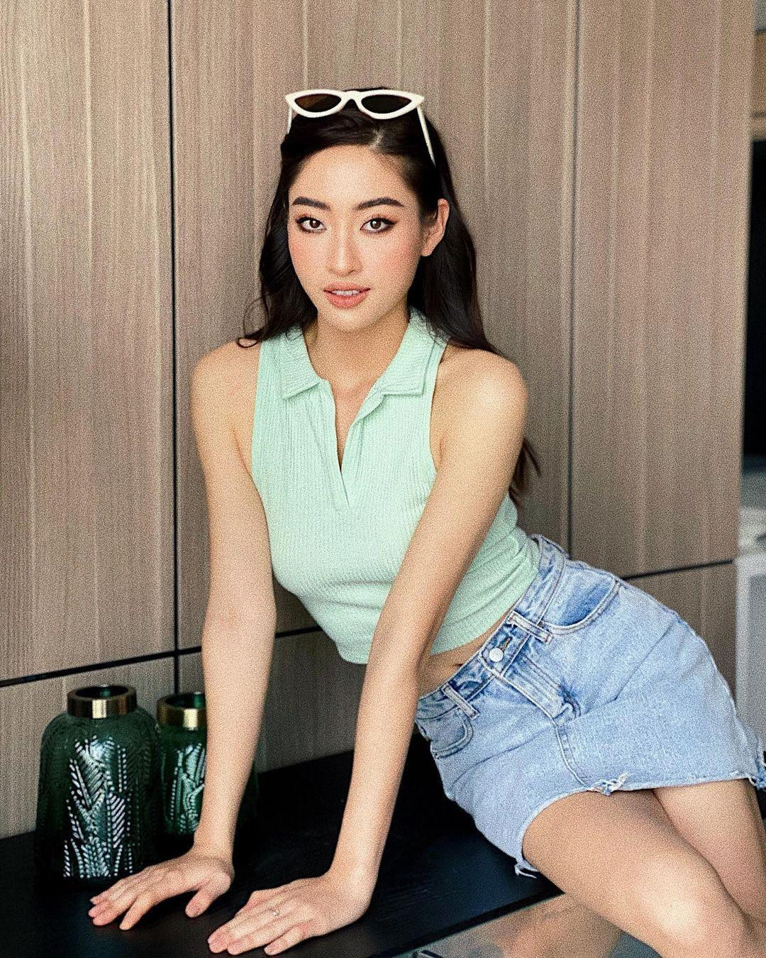 Là một trong những nàng hậu sở hữu body quyến rũ nhất nhì showbiz, Lương Thuỳ Linh cũng khiến fans ghen tỵ với sắc vóc luôn ở trong trạng thái thon thả, quyến rũ của mình.