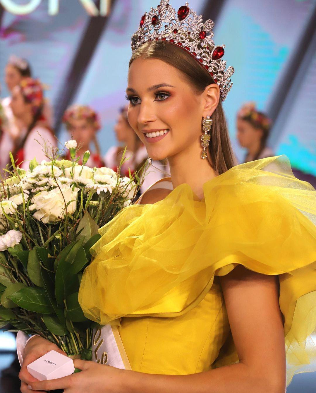 Nhan sắc xinh đẹp của tân Hoa hậu Ba Lan rất được lòng công chúng. Nhan sắc xinh đẹp của tân Hoa hậu Ba Lan rất được lòng công chúng.