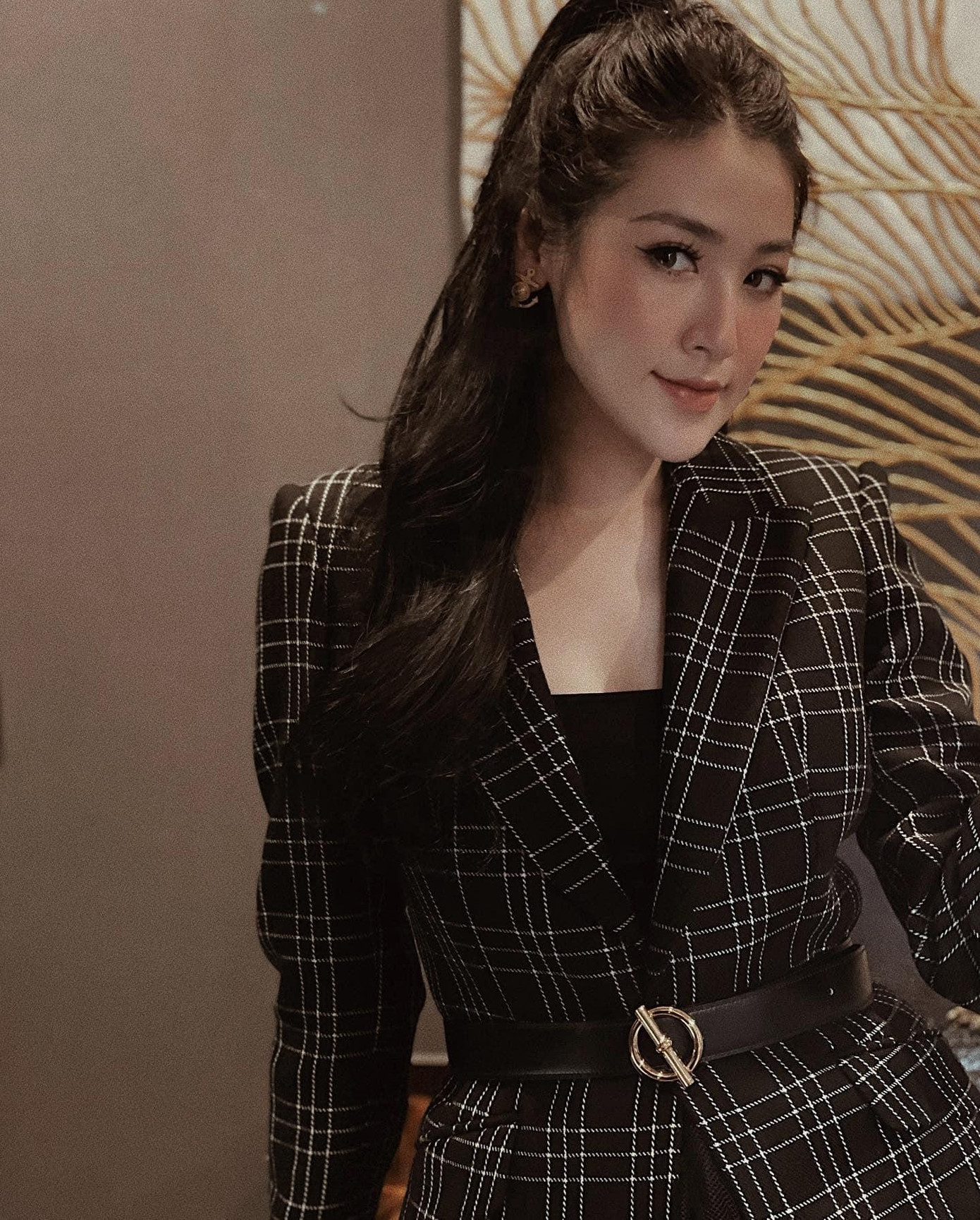 Á hậu Tú Anh đẹp yêu kiều tự một nàng tiểu thư xinh đẹp khi diện áo vest kẻ ca-rô sành điệu.