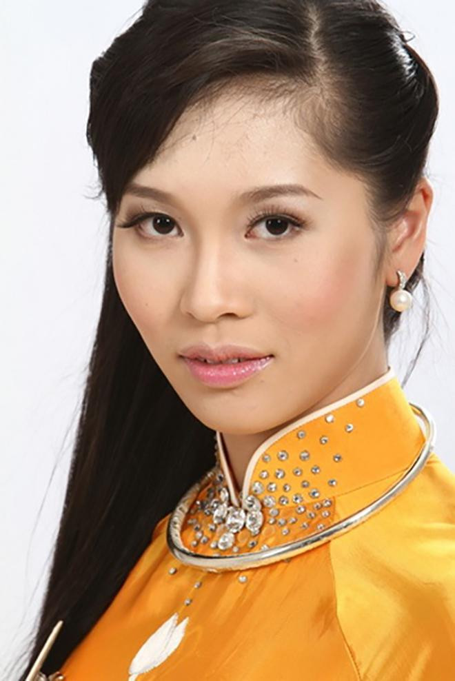 Nguyễn Thu Trang sinh năm 1988, người gốc Nam Định. Cô từng đoạt giải Á hậu 1 cuộc thi Hoa hậu người Việt tại Séc, sau đó đăng ký tham gia Hoa hậu Thế giới người Việt năm 2010.