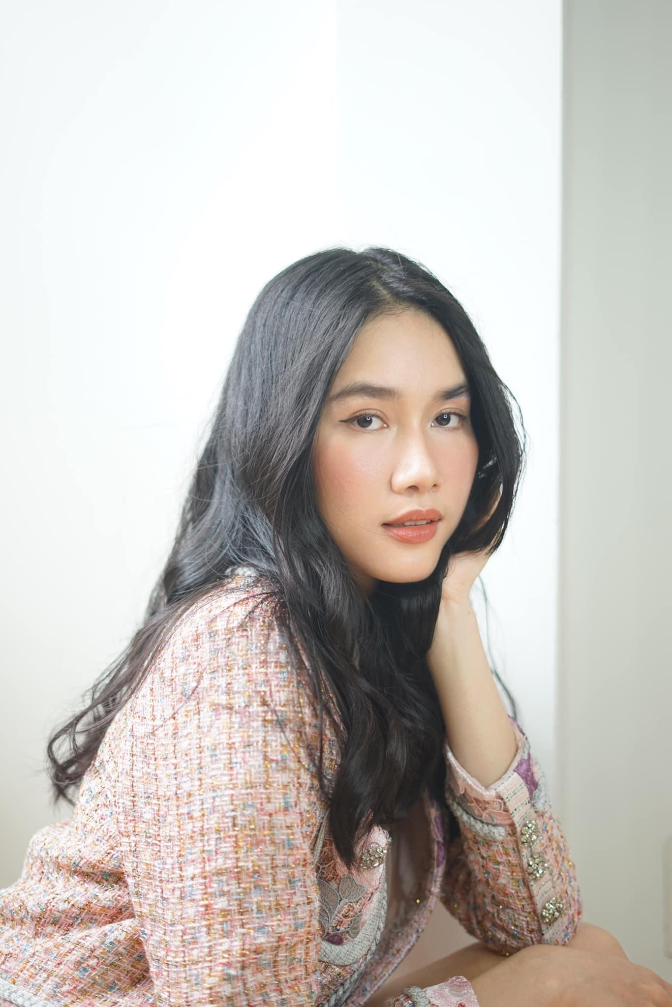 Á hậu Phương Anh đẹp tựa nàng thơ xinh đẹp, yêu kiều với áo vải tweet thanh lịch. Á hậu Phương Anh đẹp tựa nàng thơ xinh đẹp, yêu kiều với áo vải tweet thanh lịch.