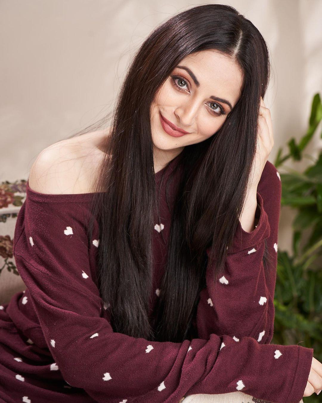 Năm 2014, cô lần đầu chạm ngõ kinh đô điện ảnh Bollywood khi tham gia bộ phim The Xposé, được quảng cáo rất rầm rộ vào thời điểm đó khiến cho tên tuổi của Zoya Afroz được nhiều người biết đến hơn tại Ấn Độ. Năm 2014, cô lần đầu chạm ngõ kinh đô điện ảnh Bollywood khi tham gia bộ phim The Xposé, được quảng cáo rất rầm rộ vào thời điểm đó khiến cho tên tuổi của Zoya Afroz được nhiều người biết đến hơn tại Ấn Độ.