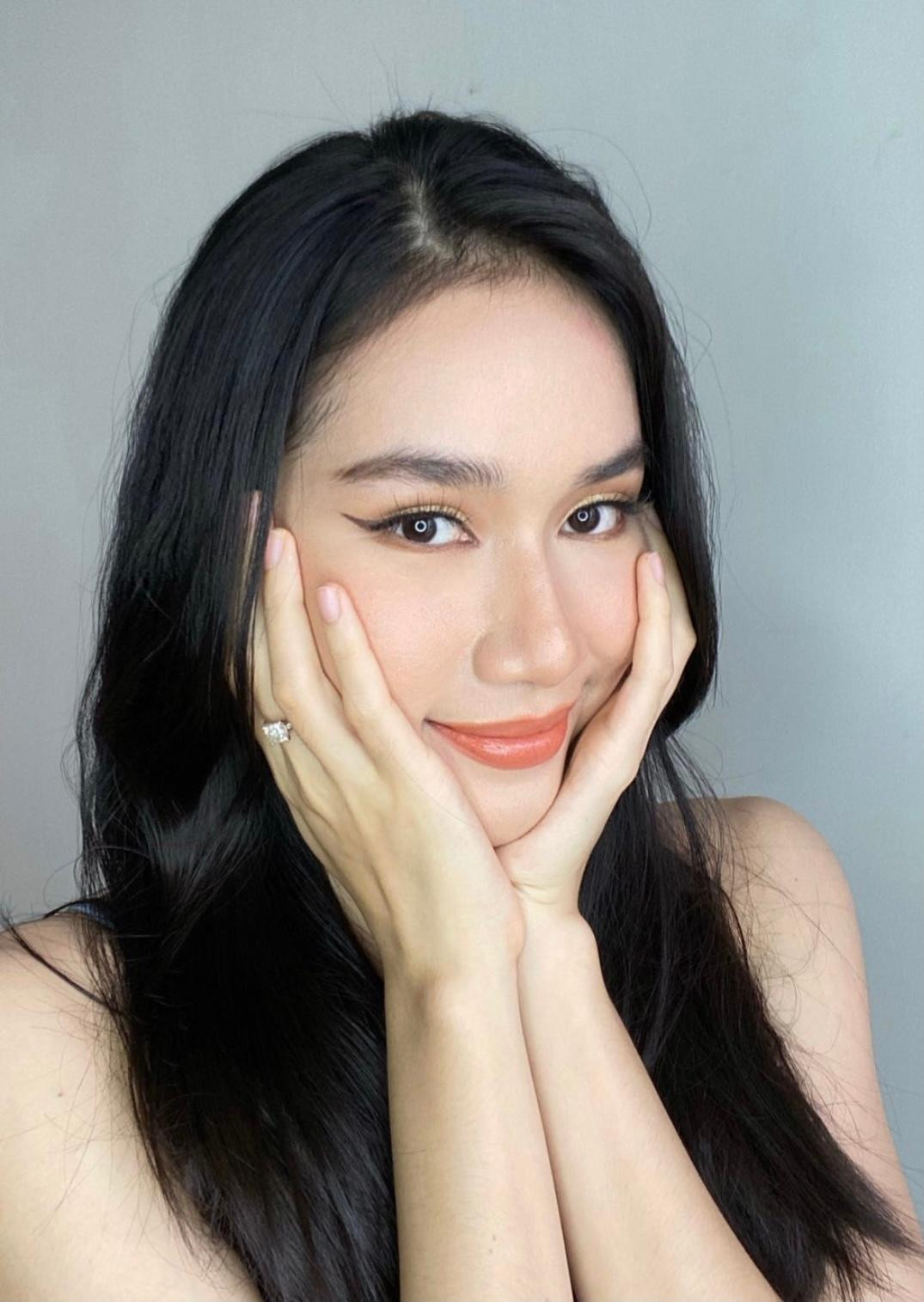 Á hậu Phương Anh khoe vẻ xinh đẹp, dễ thương khi ở nhà tránh dịch.