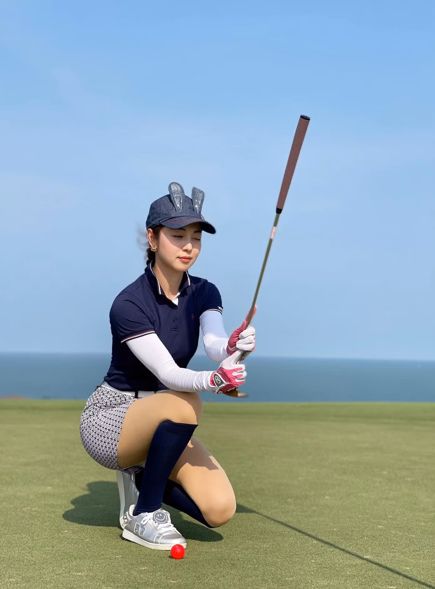 Hoa hậu Jennifer Phạm cũng hoà cùng niềm đam mê đánh golf với hội 'chị em bông hậu' trong thời gian gần đây.