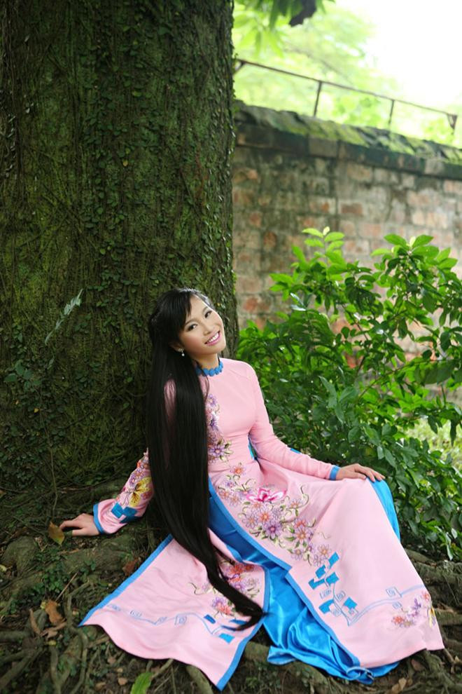 Cô còn gây ấn tượng khi cùng lúc học hai trường Đại học khá “khủng” là Y khoa và Ngoại giao tại Praha - Séc.