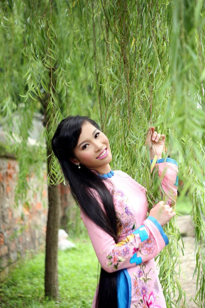 Khác với vẻ đẹp thanh lịch hiện tại, thuở đi thi hoa hậu cách đây 11 năm Nguyễn Thu Trang để tóc dài tha thướt. Cô sở hữu mái tóc dài óng mượt có chiều dài chạm gối cùng với vẻ đẹp thùy mị, dịu hiền.